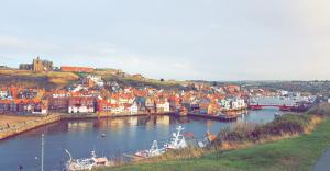 The Pebbles في ويتبي: ميناء به قوارب في نهر به بلدة