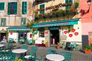 Un restaurante u otro lugar para comer en Il Borgo di Nemi