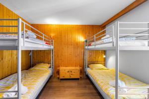 En eller flere senge i et værelse på Les Genets 157 - 4 pers - piscine