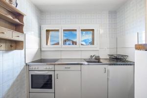 Køkken eller tekøkken på Les Genets 157 - 4 pers - piscine + 3 billeder