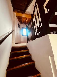 una escalera en un edificio con ventana en Rascacielos San Martín, en Cuenca 209 fotos más