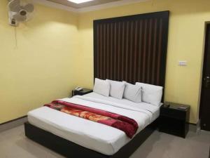 Ένα ή περισσότερα κρεβάτια σε δωμάτιο στο Hotel Grace Inn Multan