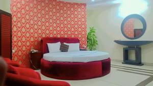Ένα ή περισσότερα κρεβάτια σε δωμάτιο στο Hotel Grace Inn Multan