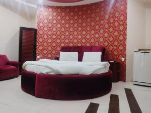 Ένα ή περισσότερα κρεβάτια σε δωμάτιο στο Hotel Grace Inn Multan