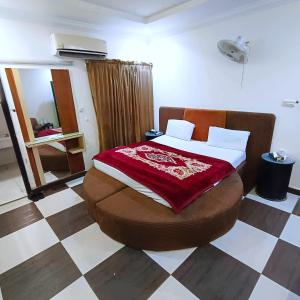 Ένα ή περισσότερα κρεβάτια σε δωμάτιο στο Hotel Grace Inn Multan