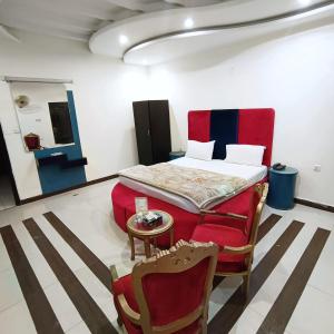 Ένα ή περισσότερα κρεβάτια σε δωμάτιο στο Hotel Grace Inn Multan