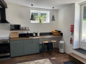 Kuhinja ili čajna kuhinja u objektu Home in Sourdeval
