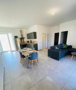 Kuchyň nebo kuchyňský kout v ubytování La Grande Escale des Brias