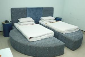 Ένα ή περισσότερα κρεβάτια σε δωμάτιο στο Hotel Grace Inn Multan