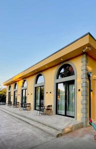 ZverneciVilla Shehu的外面设有桌椅的建筑