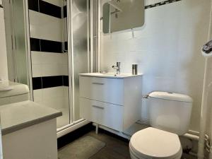 une salle de bain avec toilettes, lavabo et douche dans l'établissement Appartement T2 4 couchages ARGELES SUR MER AR850-322, à Argelès-sur-Mer 7 autres photos