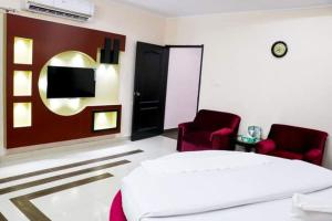 Μια τηλεόραση ή/και κέντρο ψυχαγωγίας στο Hotel Grace Inn Multan