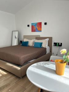 sypialnia z dużym łóżkiem i stołem w obiekcie Zeta Rooms w mieście Caserta