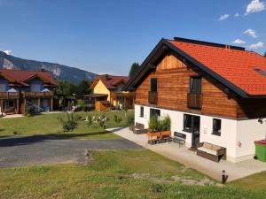 a house with a red roof and some houses at Huis 3landenpunt AT-SLO-IT bij de piste in Arnoldstein