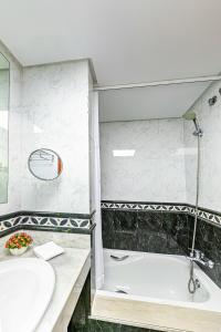 a bathroom with a tub and a sink at Esquinzo Playa 3 Jandia Fuerteventura in Playa Jandia