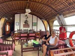 Thara's Houseboat的休息区