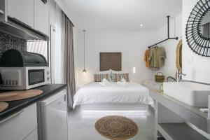 Ένα ή περισσότερα κρεβάτια σε δωμάτιο στο Calma Luxury Studios & Suites