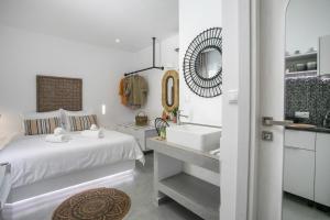 Ένα ή περισσότερα κρεβάτια σε δωμάτιο στο Calma Luxury Studios & Suites