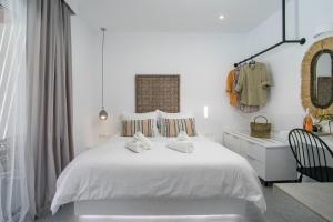Ένα ή περισσότερα κρεβάτια σε δωμάτιο στο Calma Luxury Studios & Suites