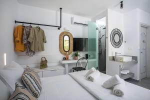 Ένα ή περισσότερα κρεβάτια σε δωμάτιο στο Calma Luxury Studios & Suites