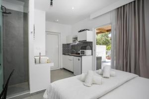 Η κουζίνα ή μικρή κουζίνα στο Calma Luxury Studios & Suites