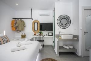 Ένα ή περισσότερα κρεβάτια σε δωμάτιο στο Calma Luxury Studios & Suites