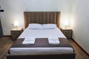 Postel nebo postele na pokoji v ubytování Rifat Peshkatari Hotel
