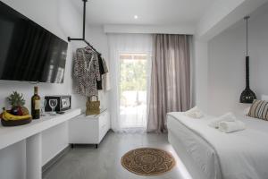 Ένα ή περισσότερα κρεβάτια σε δωμάτιο στο Calma Luxury Studios & Suites