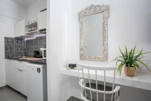 Η κουζίνα ή μικρή κουζίνα στο Calma Luxury Studios & Suites