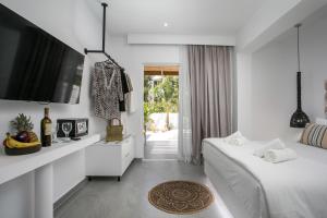 Ένα ή περισσότερα κρεβάτια σε δωμάτιο στο Calma Luxury Studios & Suites