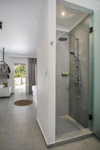 Ένα μπάνιο στο Calma Luxury Studios & Suites
