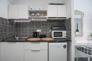 Η κουζίνα ή μικρή κουζίνα στο Calma Luxury Studios & Suites