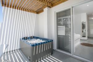 Ένα μπάνιο στο Calma Luxury Studios & Suites