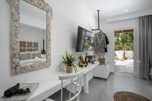 Μια τηλεόραση ή/και κέντρο ψυχαγωγίας στο Calma Luxury Studios & Suites