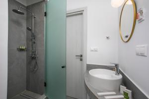 Ένα μπάνιο στο Calma Luxury Studios & Suites