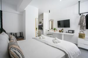 Ένα ή περισσότερα κρεβάτια σε δωμάτιο στο Calma Luxury Studios & Suites