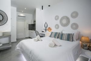 Ένα ή περισσότερα κρεβάτια σε δωμάτιο στο Calma Luxury Studios & Suites