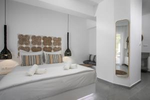 Ένα ή περισσότερα κρεβάτια σε δωμάτιο στο Calma Luxury Studios & Suites