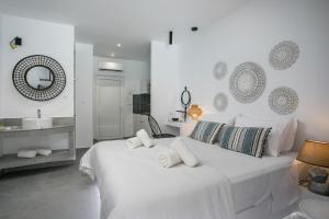 Ένα ή περισσότερα κρεβάτια σε δωμάτιο στο Calma Luxury Studios & Suites
