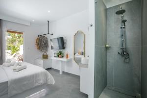 Ένα μπάνιο στο Calma Luxury Studios & Suites