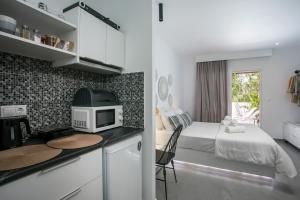 Η κουζίνα ή μικρή κουζίνα στο Calma Luxury Studios & Suites
