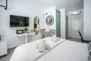 Ένα ή περισσότερα κρεβάτια σε δωμάτιο στο Calma Luxury Studios & Suites