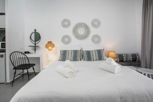 Ένα ή περισσότερα κρεβάτια σε δωμάτιο στο Calma Luxury Studios & Suites