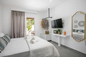 Ένα ή περισσότερα κρεβάτια σε δωμάτιο στο Calma Luxury Studios & Suites