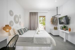 Ένα ή περισσότερα κρεβάτια σε δωμάτιο στο Calma Luxury Studios & Suites