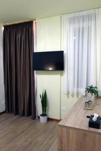 TV a/nebo společenská místnost v ubytování Rifat Peshkatari Hotel + 20 fotografií