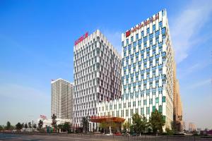 安阳安阳富力万达嘉华酒店的一座高楼，楼顶有标志