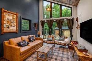 Χώρος καθιστικού στο The Cabins at Cookeville - 3 Cabin Resort with Sauna, Hot Tubs, Pickleball & Golf!