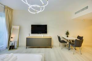 TV a/nebo společenská místnost v ubytování Cozy Studio in Arch Tower JLT