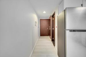 Kuchyň nebo kuchyňský kout v ubytování Cozy Studio in Arch Tower JLT